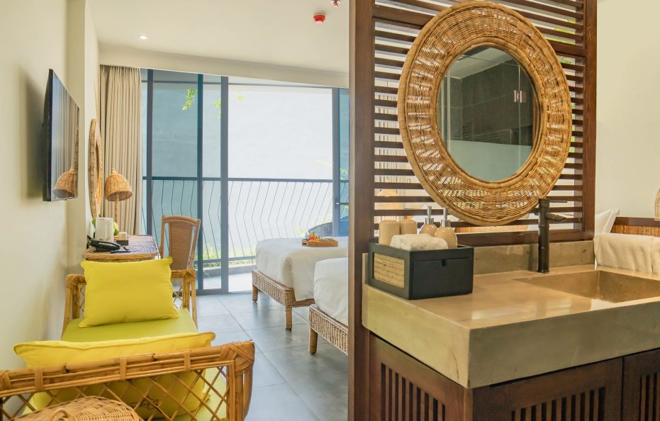 Signature Balcony King/Twin