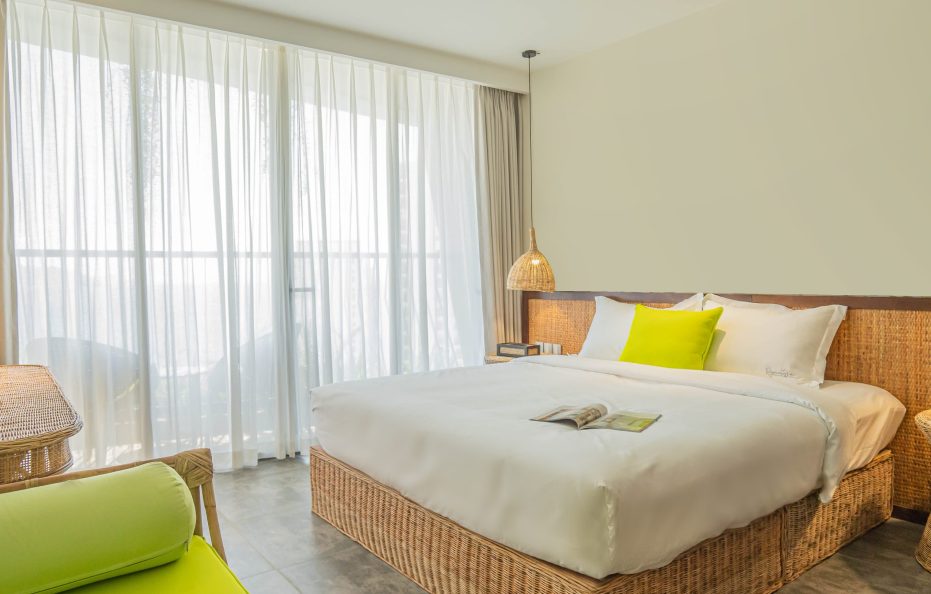 Signature Balcony King/Twin